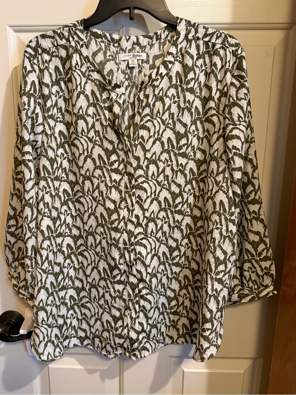 JACHS Girlfriend Olive Leaf-Print Button Front Tunic Blouse